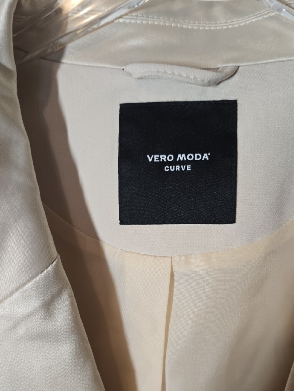 Vero Moda Cream Double-Breasted Satin-Lapel Blazer - Picture 2 of 9
